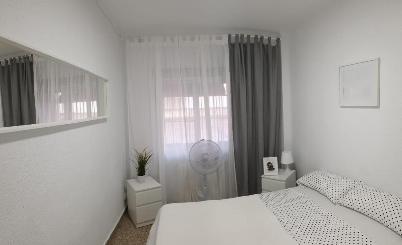 Apartment For 6 People. Валенсия Екстериор снимка