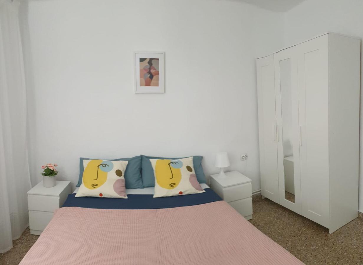 Apartment For 6 People. Валенсия Екстериор снимка
